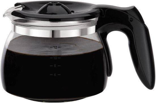Une verseuse à café en verre avec un couvercle et une poignée noirs, remplie de café jusqu'à la marque 6 tasses.