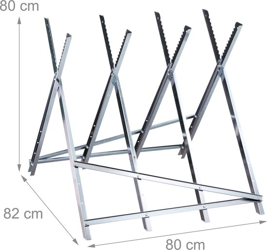 Op de grond staat een inklapbare metalen zaagbok met afmetingen van 80 cm hoogte, 82 cm breedte en 80 cm lengte.