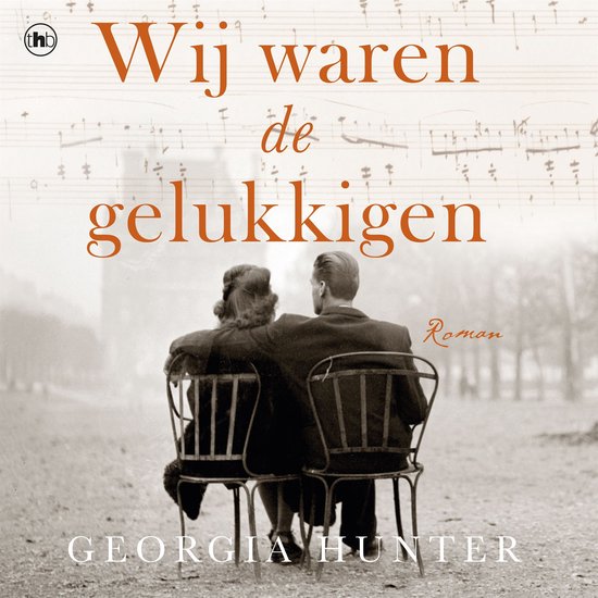 Twee mensen zitten op stoelen met hun rug naar de kijker, voor een achtergrond van muzieknoten. "Wij waren de gelukkigen" is geschreven in oranje letters.