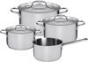 Roestvrijstalen pannenset met vier kookpotten van verschillende maten op een aanrecht.