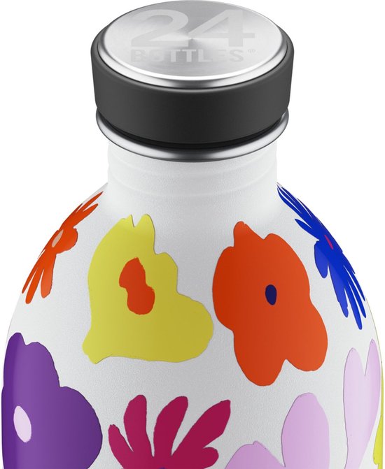 Close-up van de witte fles met kleurrijke bloemenprint en zilverkleurige dop met '24 BOTTLES' logo.