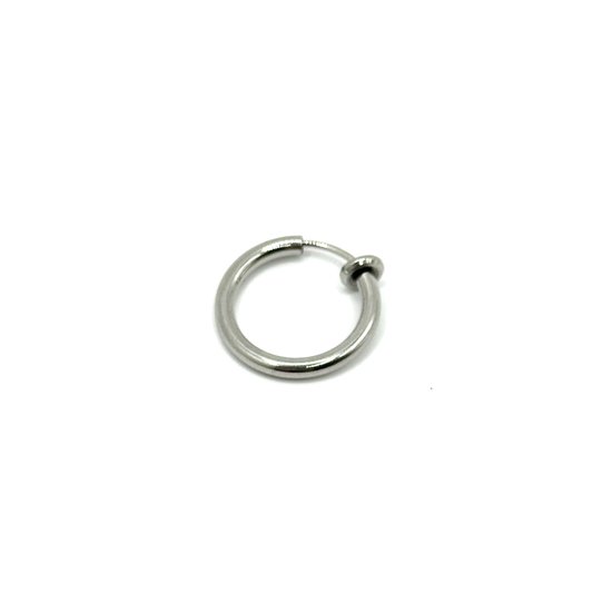 Zilverkleurige nep piercing ring van metaal met een knijpsluiting.
