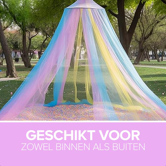 Regenboog klamboe in een park, geschikt voor binnen en buiten. De tekst 'GESCHIKT VOOR ZOWEL BINNEN ALS BUITEN' is zichtbaar.