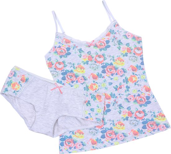 Grijze pyjamaset met een top en shorts. Beide hebben een bloemenprint in roze, geel en blauw, witte kanten randjes en een roze strikje.