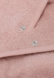 Tissu éponge rose avec fermeture à boutons-pression.