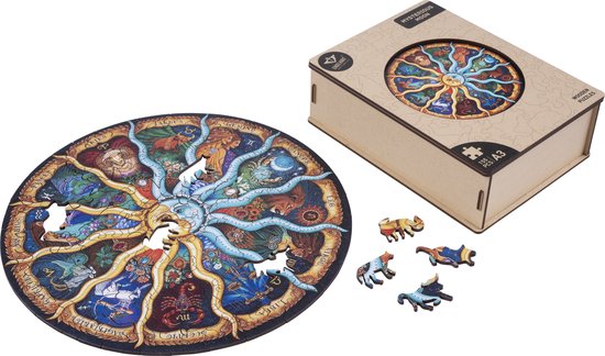 Houten puzzel van de dierenriem, met de puzzel op tafel. Losse, kleurrijke dierenpuzzelstukjes liggen ernaast.