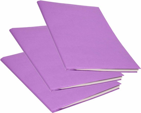 Trois couvertures violettes empilées les unes sur les autres, pages visibles vers l'extérieur.