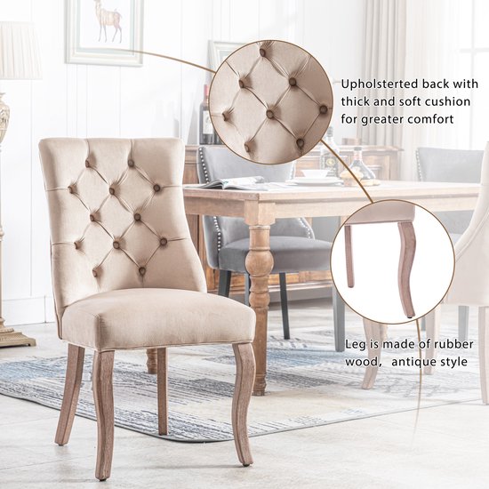 Beige fluwelen eetkamerstoel met knopquilting. Gestoffeerde rug met dik kussen. Antieke stijl rubberhouten poten.