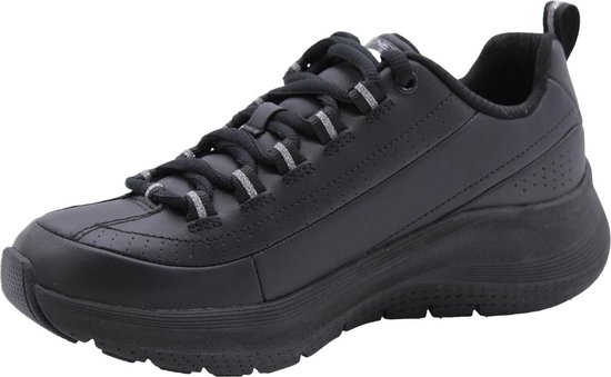 Zijkant-vooraanzicht van een zwarte Skechers sneaker met veters.