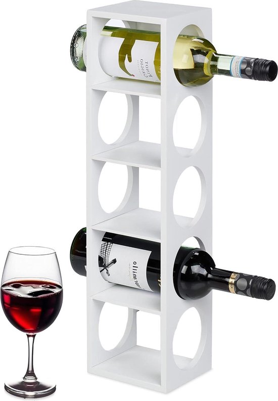 Wit wijnrek met 4 niveaus, met een rode en witte wijnfles erin. Een glas rode wijn staat ernaast.