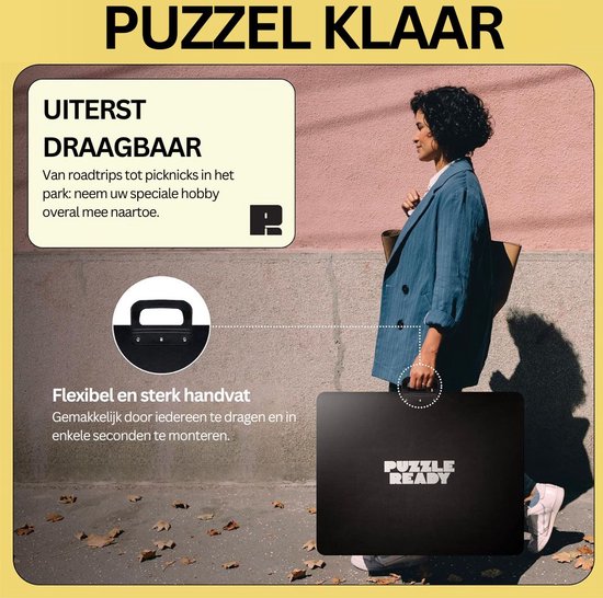 Vrouw met blauwe jas draagt een gesloten zwarte puzzelkoffer met 'PUZZLE READY' erop.
