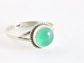Fijne bewerkte ronde zilveren ring met groene onyx - maat 19.5
