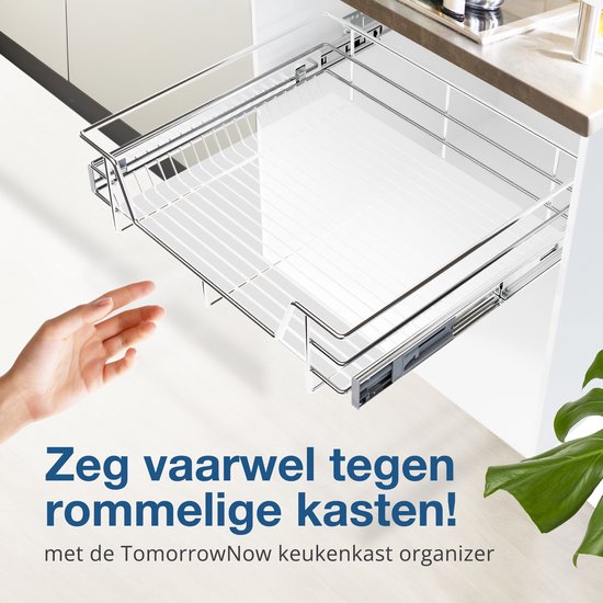 Een hand opent een schuiflade van de TomorrowNow keukenkast organizer, die een opgeruimde indruk wekt.