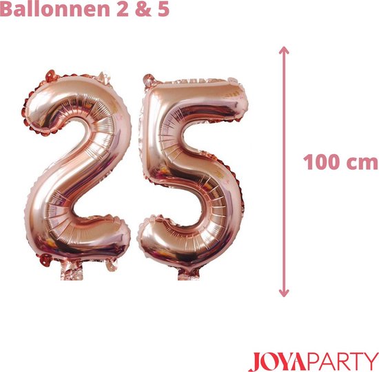 Twee grote roségouden cijferballonnen '25' van 100 cm hoog.