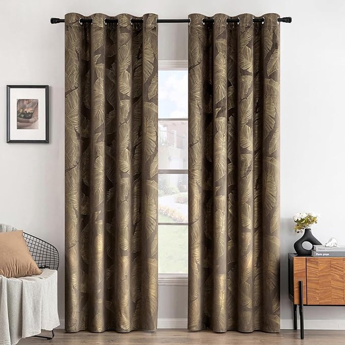Set van 2 taupekleurige fluwelen gordijnen met bladpatroon en inslagringen. Elk gordijn is 175 cm hoog. Deze superzachte, ondoorzichtige flu