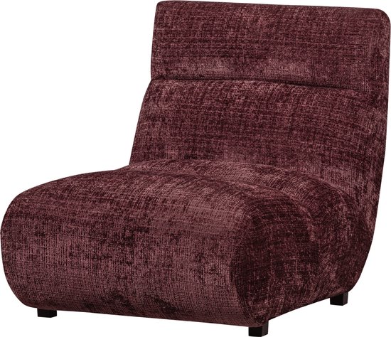 Aubergine fauteuil met gecapitonneerde rugleuning en zachte zitting.