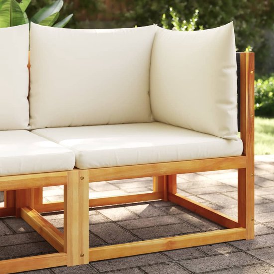 Houten hoekbankmodule met crème kussens en zwart gevlochten zijpaneel, buiten.