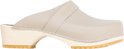 Lage beige clog van Skolys met houten zool en gesp. Gestikte details rondom de zool.