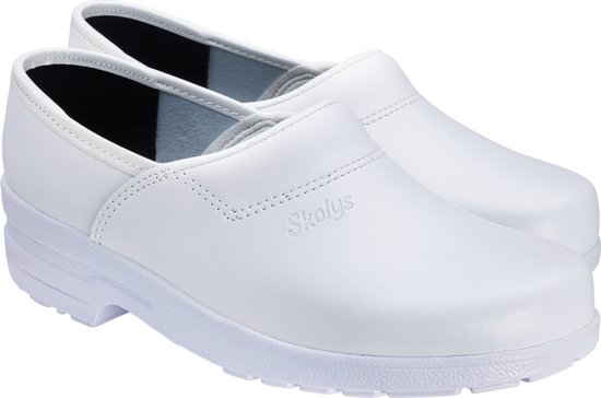 Paar witte Skolys klompen, close-up zijkant, met stiksels en logo.