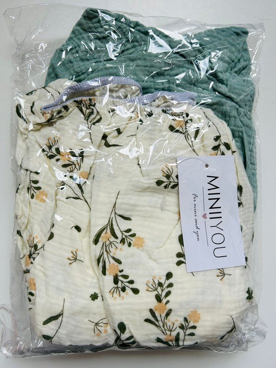 Verpakte wiegdekjes: mintgroen en wit met bloemenprint, met MINIIYOU label.
