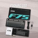 Verpakking van het AULA F75 mechanisch toetsenbord met accessoires: toetsenbord, kabels, handleiding en keycaps.