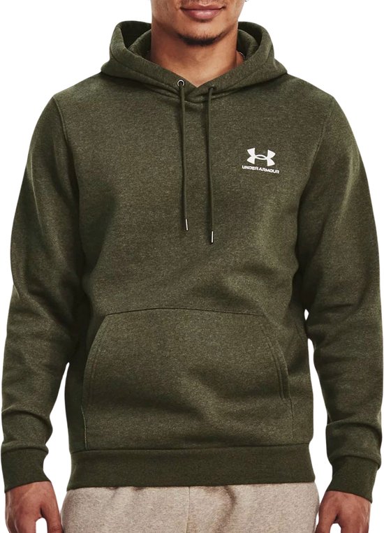 Man met olijfgroene hoodie en beige joggingbroek, met het Under Armour logo op de borst.