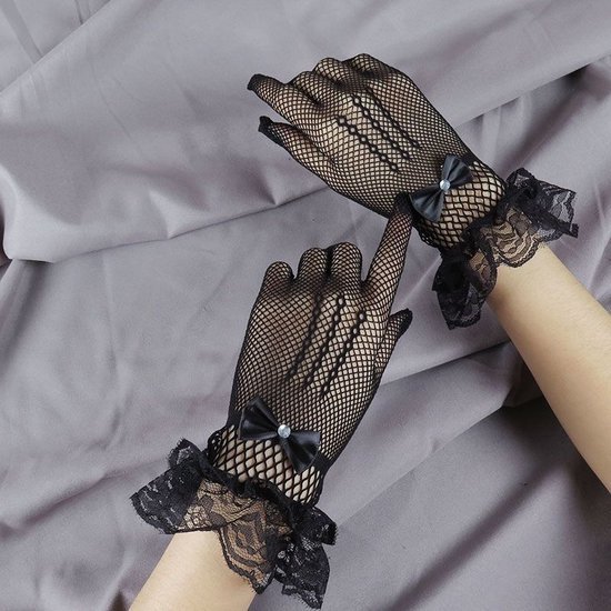 Zwarte netkousen handschoenen met kanten manchetten met strik en strass steentjes.