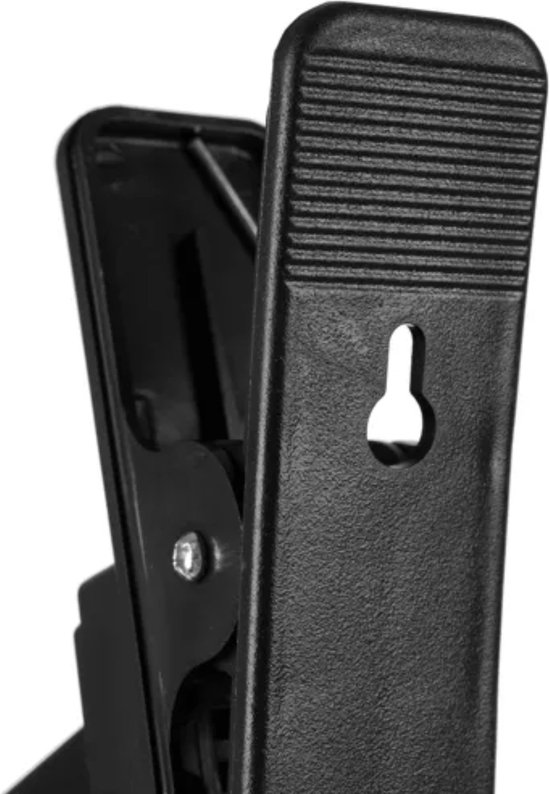 Detailopname van de zwarte clipbevestiging van een ventilator met ribbelstructuur voor grip.