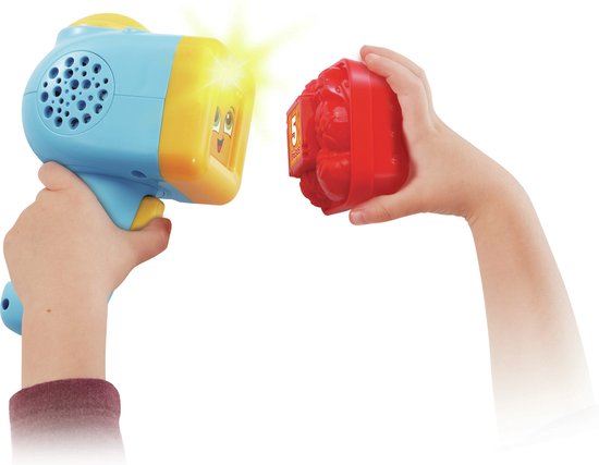 Kinderhanden houden een blauwe scanner en een rood stuk speelgoedeten vast, met een lichtflits.