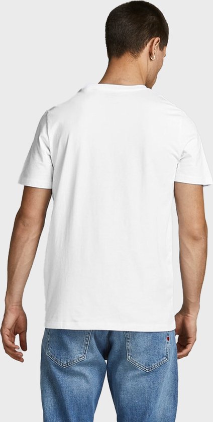 Man met zijn rug naar de camera, draagt een wit Jack & Jones t-shirt en blauwe jeans.