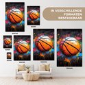 Un ballon de basket éclaboussé de peinture multicolore, présenté en différentes tailles.