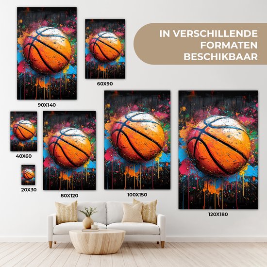 Un ballon de basket éclaboussé de peinture multicolore, présenté en différentes tailles.