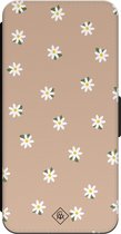 Casimoda® bookcase - Geschikt voor iPhone 15 - Hoesje met pasjeshouder - Sweet Daisies - Bruin/beige - Kunstleer