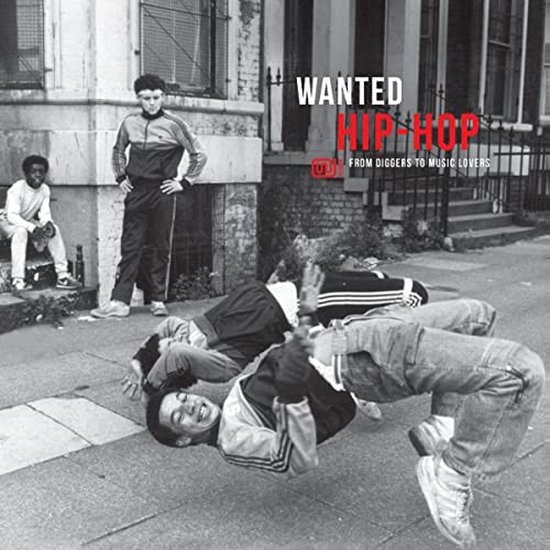 Titel Wanted Hip-Hop van Bertus Distributie. Drie jongens dansen op straat, twee anderen kijken toe.