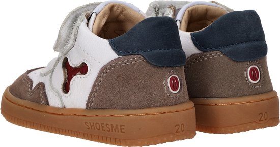Achterkant van witte leren sneakers met bruine suède, donkerblauwe hielkap en 'SHOESME' op de zool.