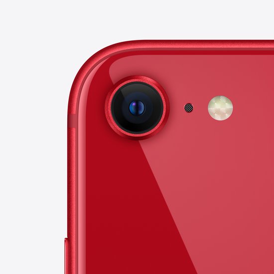 Close-up van de rode iPhone SE (2022) camera met flitser.