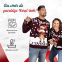 Man en vrouw in kersttrui met rendier. Truien zijn machinewasbaar op 40°.
