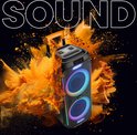 Zwarte Denver Bluetooth speaker met dubbele woofers met discolichten, op een zwarte achtergrond met oranje poeder.