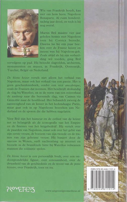 Achterkant van het boek 'De Kleine Keizer' door Martin Bril, met een foto van de auteur en een schilderij van Napoleon te paard.
