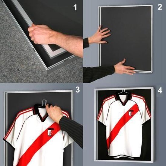 Zwart frame met witte en rode voetbalshirt met opdruk.