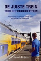 Boek 'De juiste trein vanaf het verkeerde perron' met een jongen op een perron naast een gele en blauwe trein. De titel en ondertitels staan op de omslag.