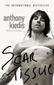 Boekomslag van Scar Tissue door Anthony Kiedis, met een zwart-witfoto van Kiedis.