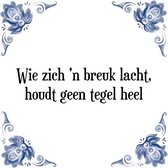 Tegeltje met Spreuk (Tegeltjeswijsheid): Wie zich een breuk lacht, houdt geen tegel heel + Kado verpakking & Plakhanger