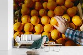 Papier peint Papier peint photo en vinyle - Les oranges sur un marché aux fruits largeur 360 cm x hauteur 240 cm - Tirage photo sur papier peint (disponible en 7 tailles)
