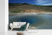 Behang - Fotobehang De gouden cirkel in IJsland bij de Geysir met donkerblauw water - Breedte 420 cm x hoogte 280 cm