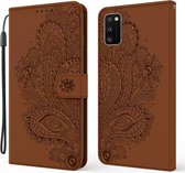 Voor Samsung Galaxy A41 Pauw Reliëf Patroon Horizontale Flip Leren Case met Houder & Kaartsleuven & Portemonnee & Lanyard (Bruin)