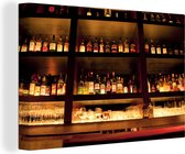 Canvas Schilderij Drink flessen op en boven de bar - 60x40 cm - Wanddecoratie