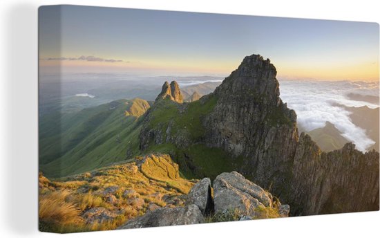 Canvas schilderij 160x80 cm - Wanddecoratie Panorama van bergpiek bij de Afrikaanse Drakensbergen in Zuid-Afrika - Muurdecoratie woonkamer - Slaapkamer decoratie - Kamer accessoires - Schilderijen