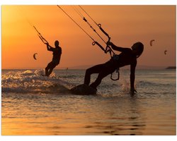 Poster – Oranje Zee door Zon met Surfers - 40x30cm Foto op Posterpapier