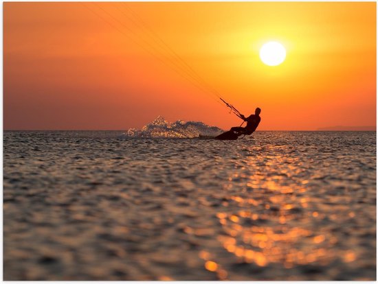 Poster - Surfer in de Zee tijdens Zonsopkomst - Foto op Posterpapier